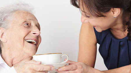 Ältere Frau mit Tasse